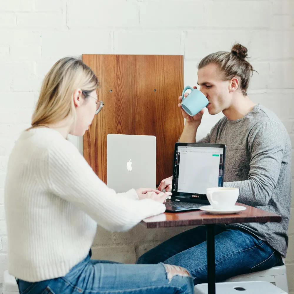 Kollegen trinken Kaffee im Büro