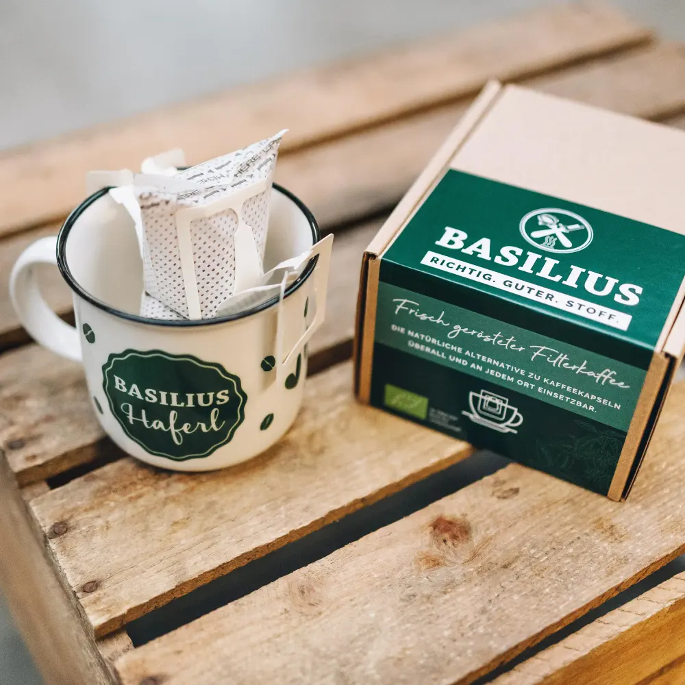 Kaffeeverpackung mit individuellem Label neben einer Tasse